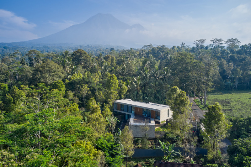 Rumah Tingkat Asimetris Berdesain Modern Tropis di Kaki Gunung Kawi